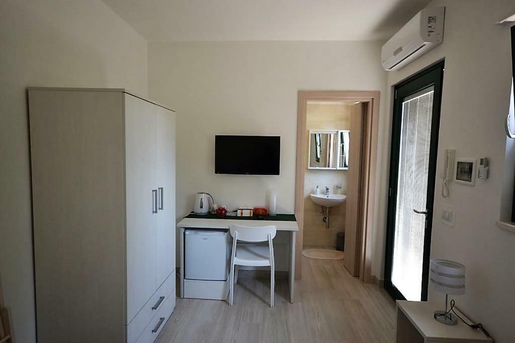 Le Stanze Di Casa Polinisso Hostal Carovigno Exterior foto